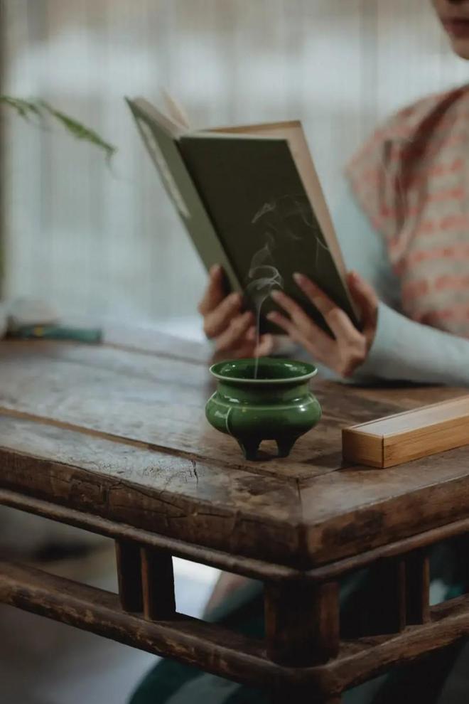 高净值人群社交新风尚如何正确熏闻沉香？不朽情缘正版2025下半年沉香熏闻成(图1)